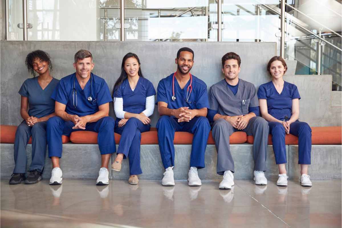 7 Best Men's Medical Scrubs to Buy