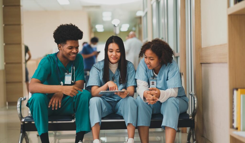 5-ways-to-promote-teamwork-in-nursing-intelycare