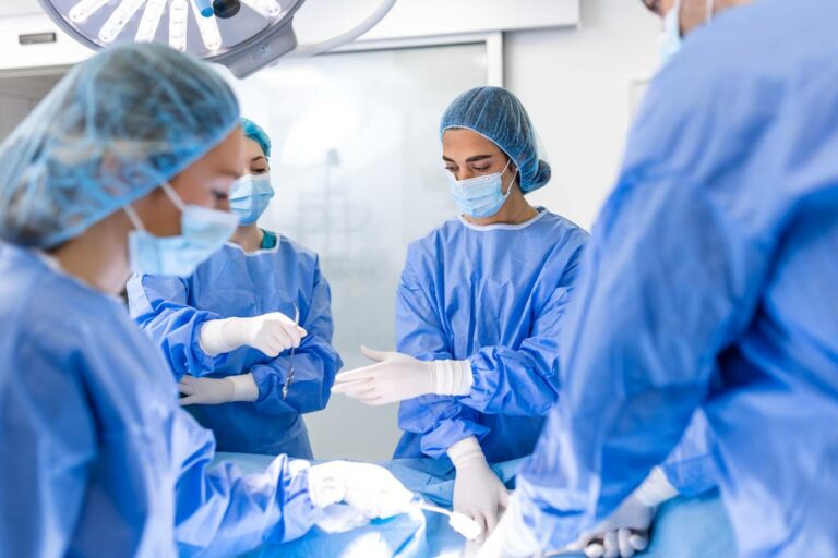 Scrub Nurse vs. Surgical Tech: What's the Difference? | IntelyCare