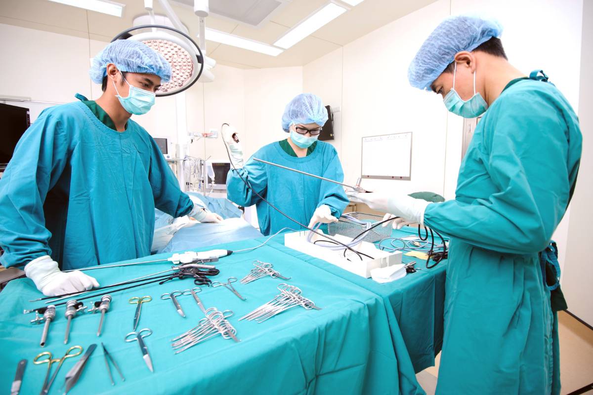 A group of healthcare professionals demonstrate their surgical tech cover letter skills.