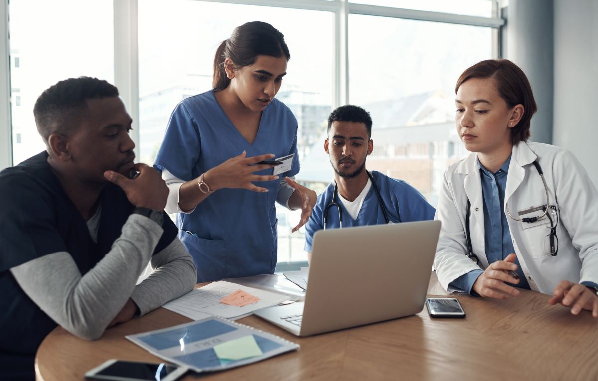 A nurse leader applying the Trust Triangle method with her colleagues.