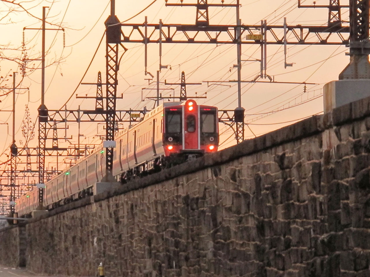 Image of Metro North (New Haven Line) train approaching Bridgeport, CT station eastbound