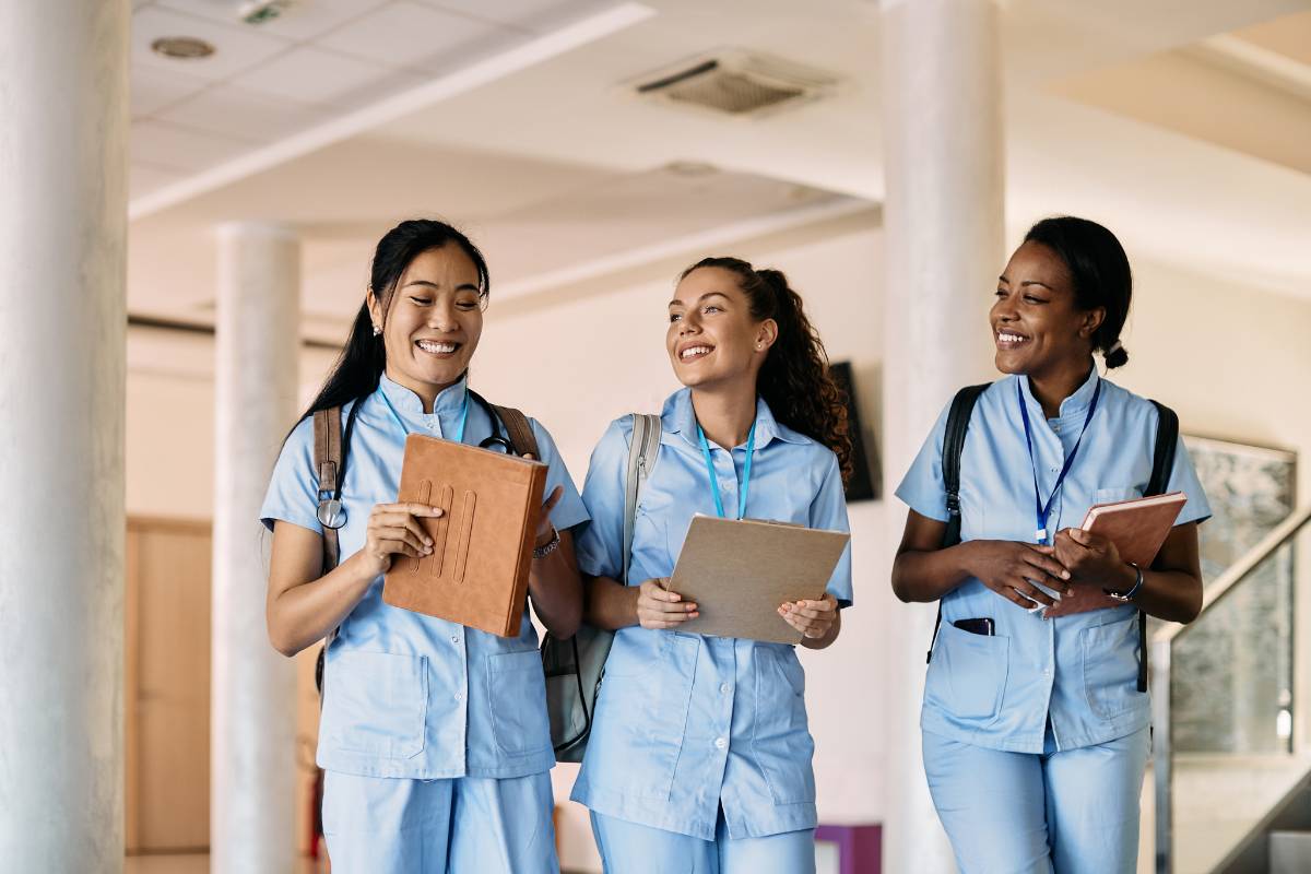 A group of nursing students discusses middle range nursing theories.