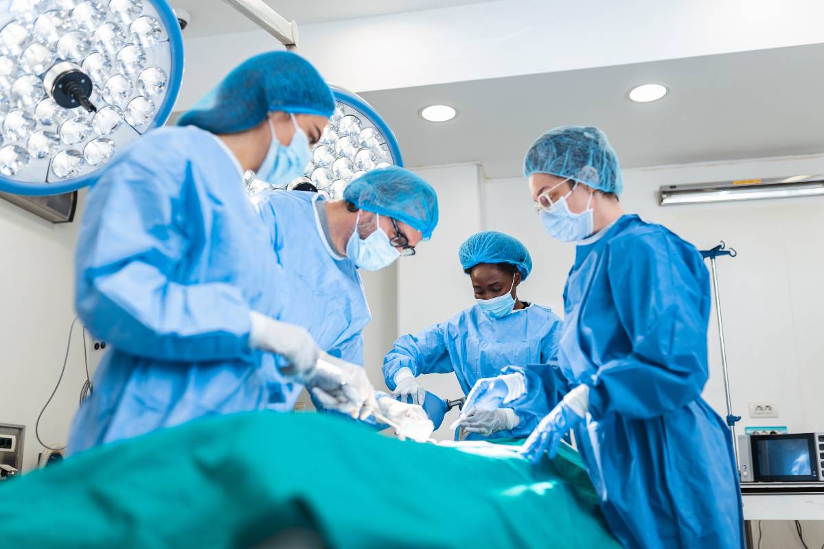 A surgical team demonstrates the difference between scrub nurse vs. circulating nurse roles.